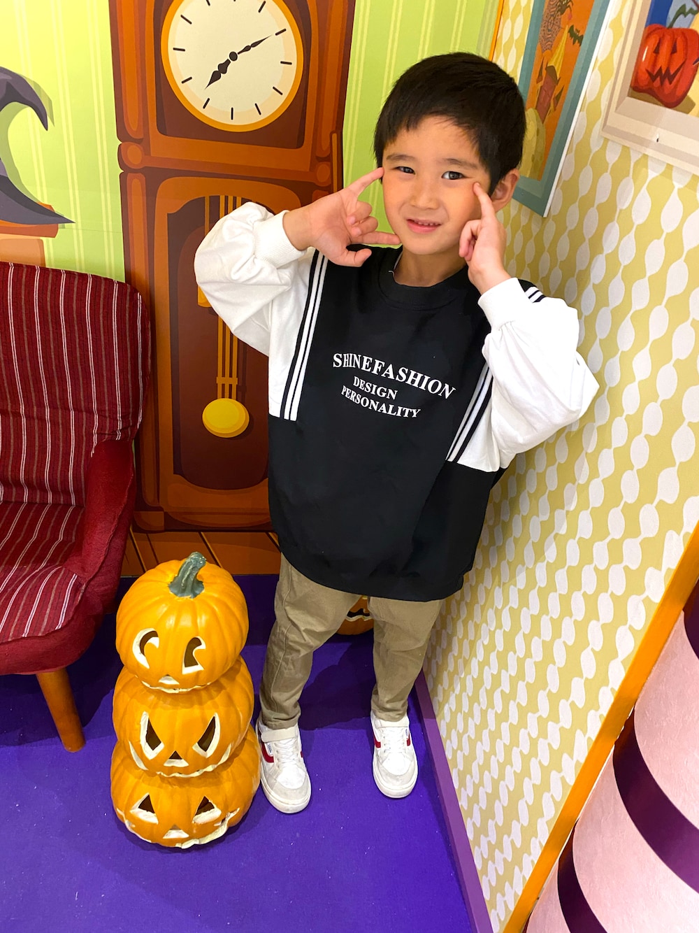 「laulea_shopのアイテム（スウェット、ブラック系）」を使った、SHUNKIさん（キッズ・120cm）の秋コーディネートの1枚目の写真