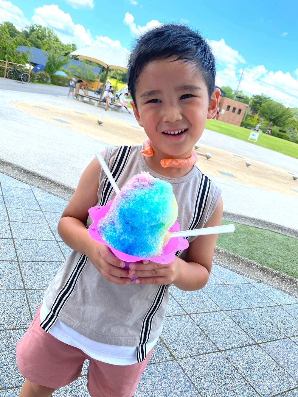 ブラウン系のタンクトップ、ピンク系のパンツを着用したキッズの夏コーディネートの1枚目の写真