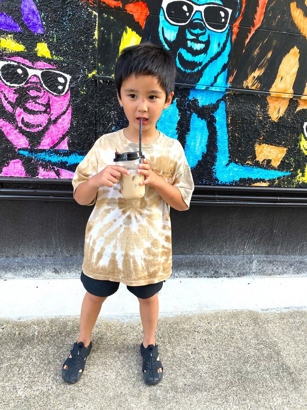 「GAPのアイテム（Tシャツ/カットソー、ベージュ系）」を使った、SHUNKIさん（キッズ・120cm）の夏コーディネートの1枚目の写真