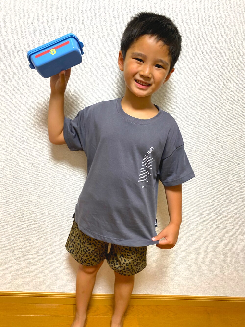 グレー系のTシャツ/カットソー、ベージュ系のその他パンツを着用したキッズの夏コーディネートの1枚目の写真