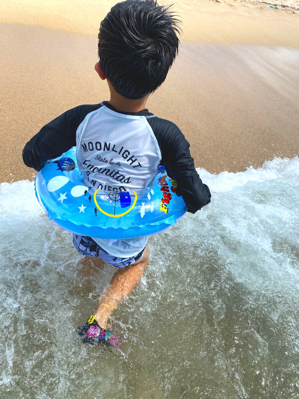 「GLOBAL WORKの【キッズ】SWIM/ラッシュガード長袖/865722（ラッシュガード、ブラック系）」を使った、SHUNKIさん（キッズ・120cm）の夏コーディネートの1枚目の写真