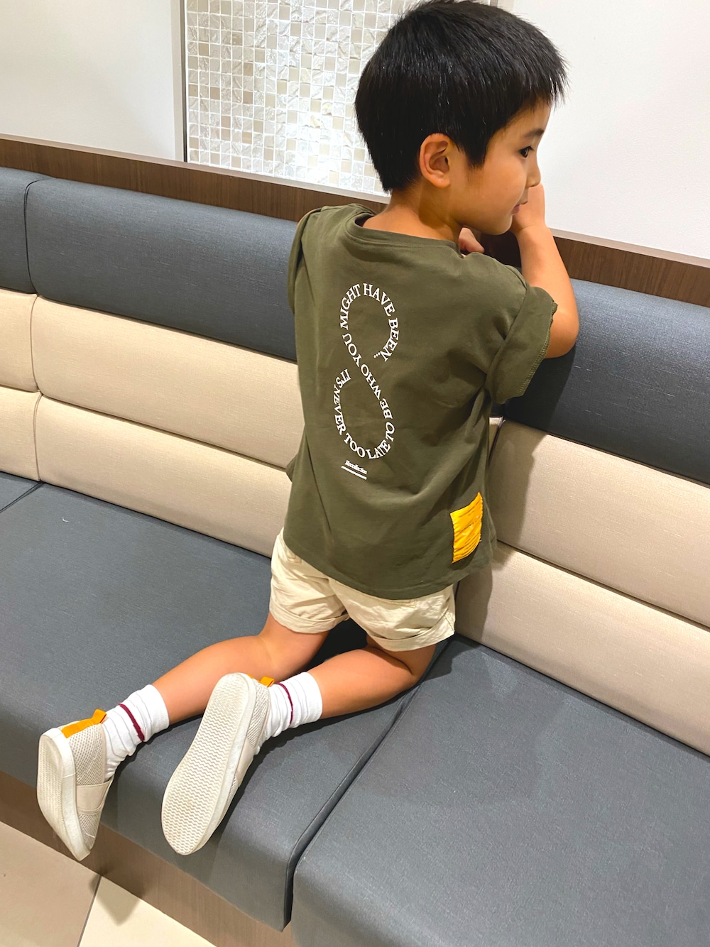 グリーン系のTシャツ/カットソー、ベージュ系のその他パンツ、ベージュ系のスリッポンを着用したキッズの秋コーディネートの1枚目の写真