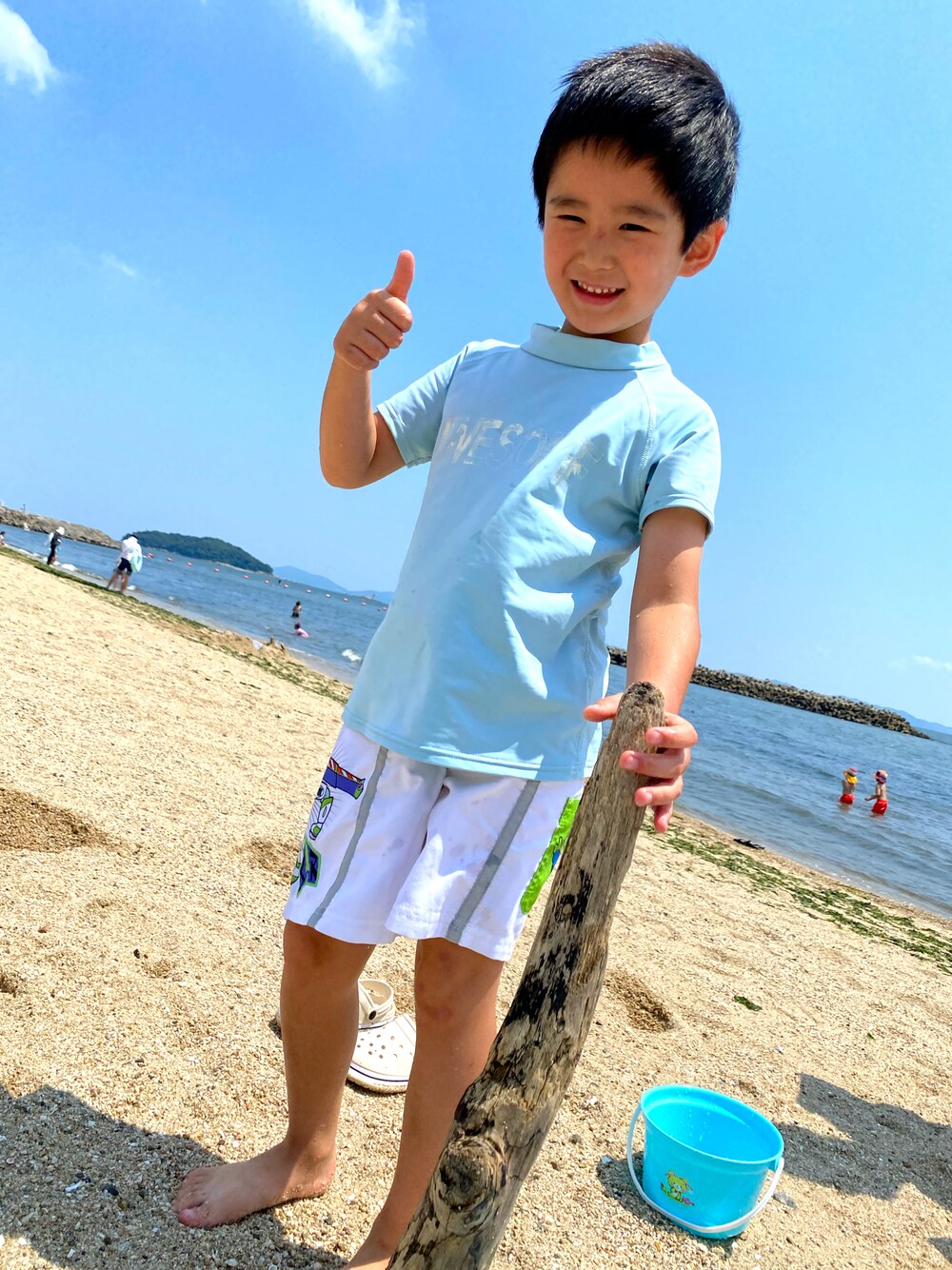 「BREEZEの5色5柄半袖ラッシュガード_UVカット（ラッシュガード、グリーン系）」を使った、SHUNKIさん（キッズ・120cm）の夏コーディネートの1枚目の写真