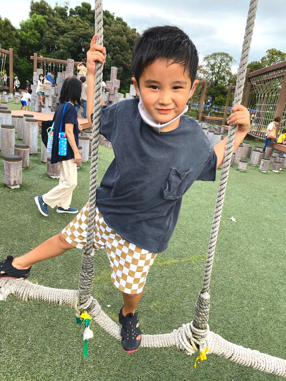 「ZARA KIDSのアイテム（Tシャツ/カットソー、ブラック系）」を使った、SHUNKIさん（キッズ・120cm）の秋コーディネートの1枚目の写真