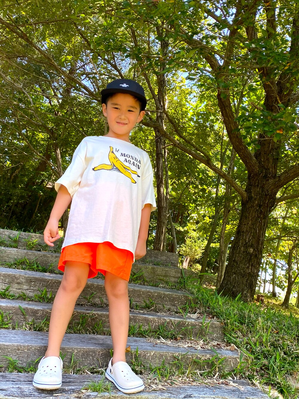 ホワイト系のTシャツ/カットソー、オレンジ系のパンツ、ブラック系の帽子を着用したキッズの夏コーディネートの1枚目の写真