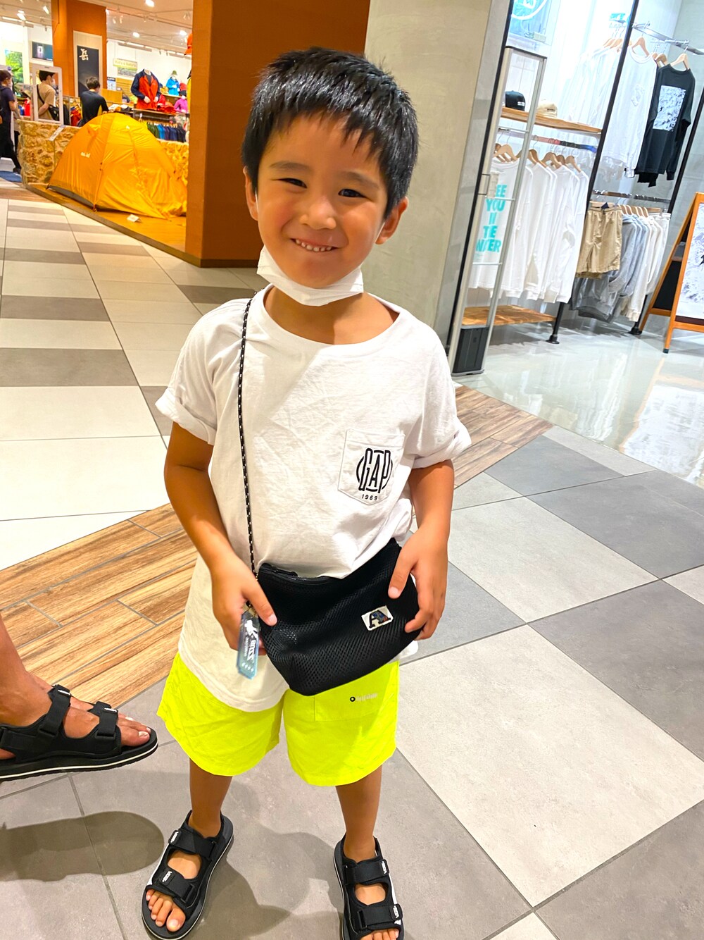 「GAPのGapロゴtシャツ（Tシャツ/カットソー、ホワイト系）」を使った、SHUNKIさん（キッズ・120cm）の秋コーディネートの1枚目の写真