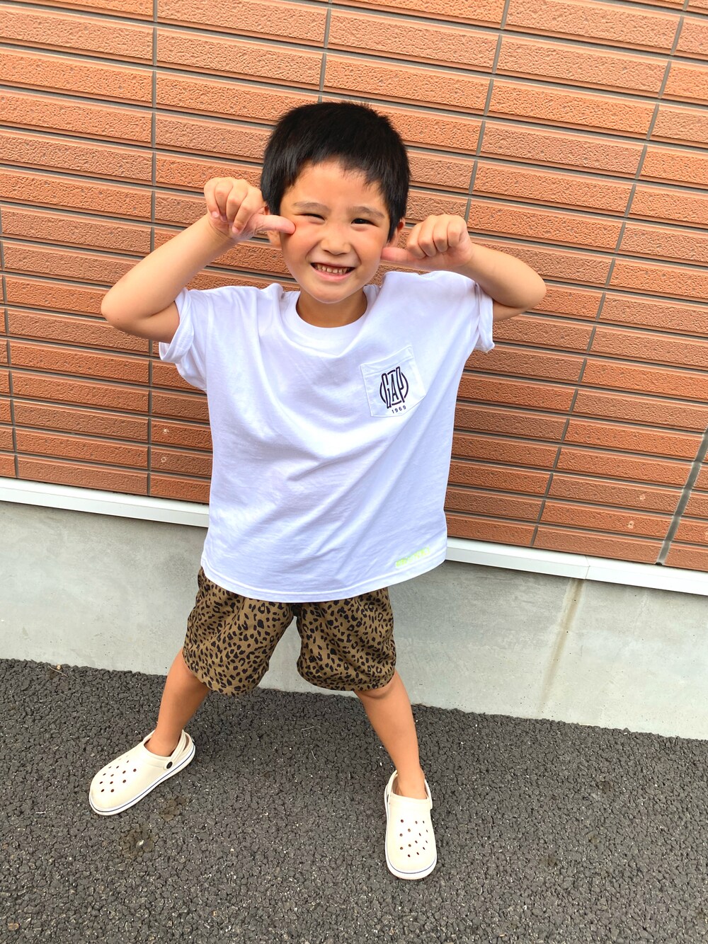 「GAPのGapロゴtシャツ（Tシャツ/カットソー、ホワイト系）」を使った、SHUNKIさん（キッズ・120cm）の秋コーディネートの1枚目の写真