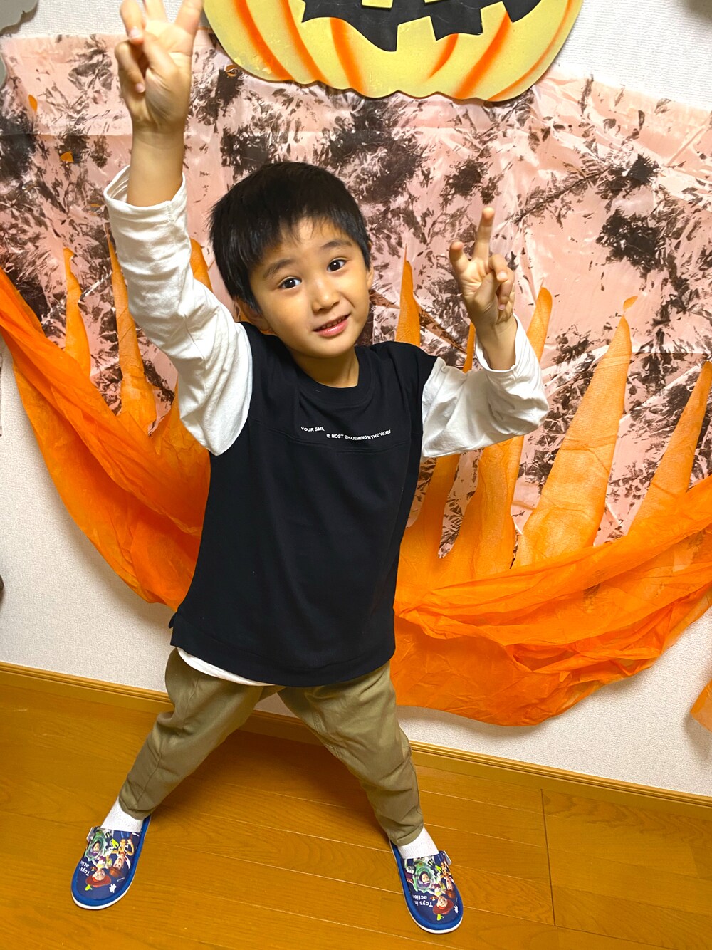 「BRANSHESの【ベスト重ね着風】長袖Tシャツ（Tシャツ/カットソー、ブラック系）」を使った、SHUNKIさん（キッズ・120cm）の秋コーディネートの1枚目の写真