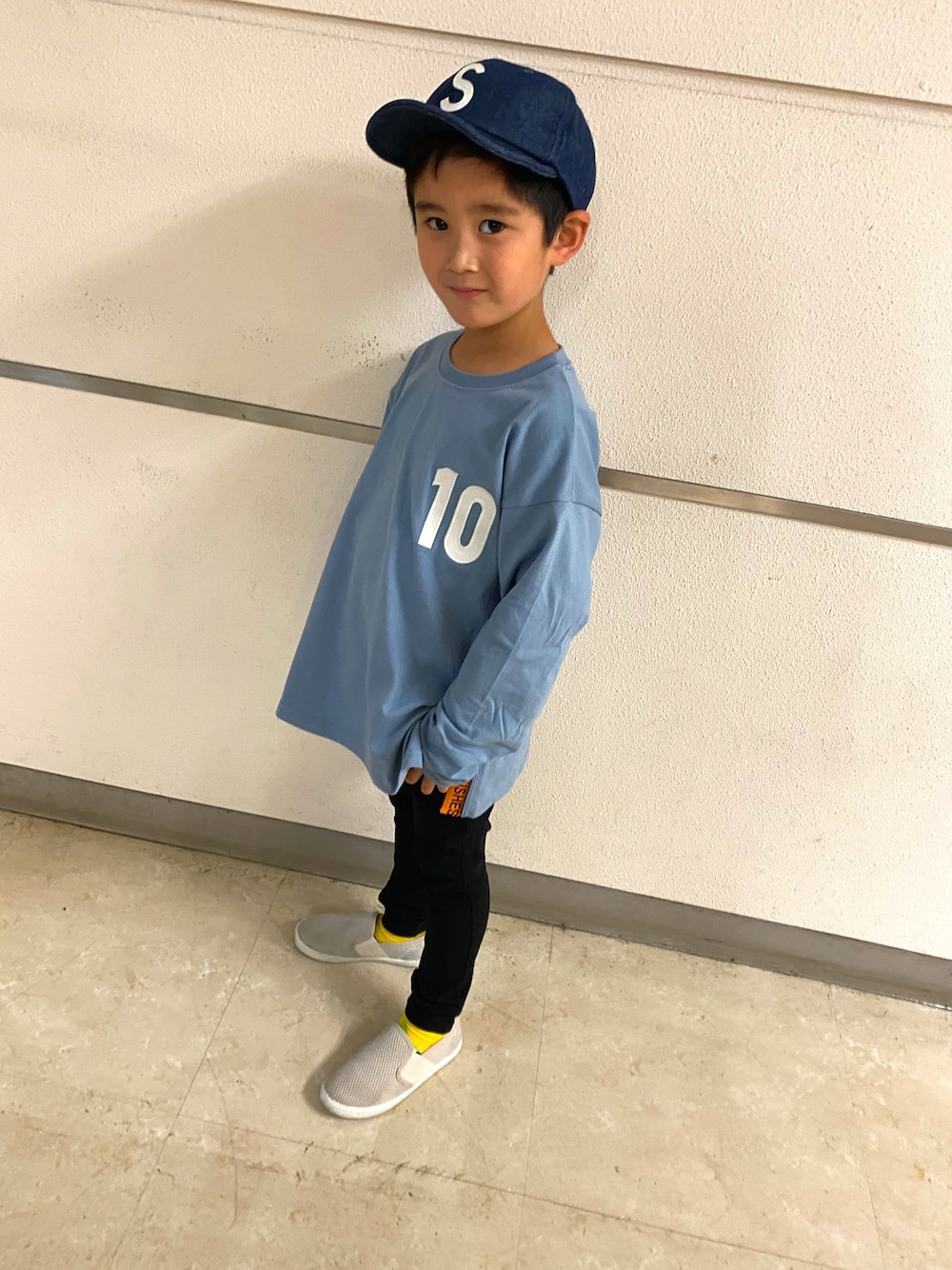「BRANSHESの【裾ファスナー付き】ナンバリング長袖Tシャツ（Tシャツ/カットソー、ブルー系）」を使った、SHUNKIさん（キッズ・120cm）の秋コーディネートの1枚目の写真