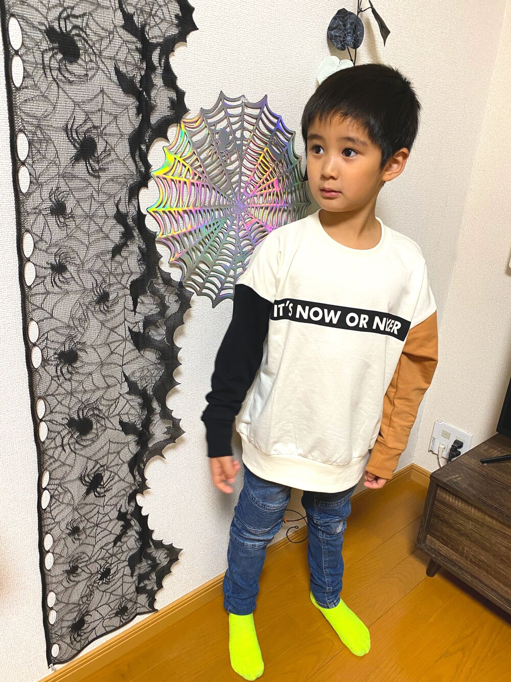 「BRANSHESの【カラースリーブ】ボックスロゴ裏毛トレーナー（スウェット、ホワイト系）」を使った、SHUNKIさん（キッズ・120cm）の秋コーディネートの1枚目の写真
