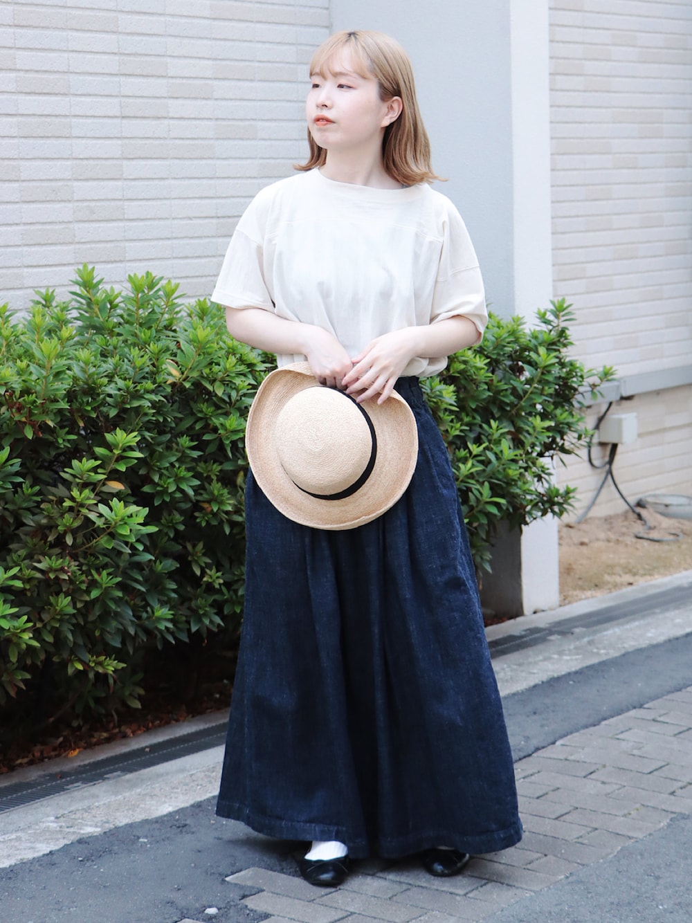 「デニム、夏コーデ、OMNIGOD、Brocante、ドミンゴ、Domingo、夏だ！Tシャツ着よう！」｜「OMNIGODの[OMNIGOD womens / オムニゴッド] ナイロンレーヨンスムース フットボールTシャツ（Tシャツ/カットソー、ホワイト系）」を使った、Domingo officeさん（レディース・155cm）の夏コーディネートの1枚目の写真