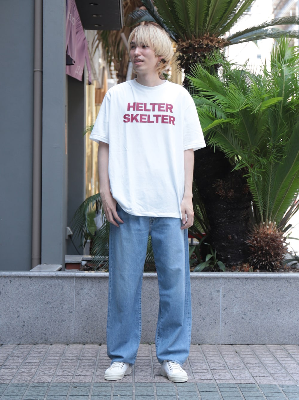 「スニーカー、デニム、ロゴT、夏コーデ、OMNIGOD、淡色コーデ、秋の新作、ドミンゴ、Domingo、夏だ！Tシャツ着よう！」｜「OMNIGODの[OMNIGOD mens / オムニゴッド] 24/-アメリカ綿天竺 ショートスリーブTシャツ（Tシャツ/カットソー、ホワイト系）」を使った、Domingo officeさん（メンズ・176cm）の夏コーディネートの1枚目の写真