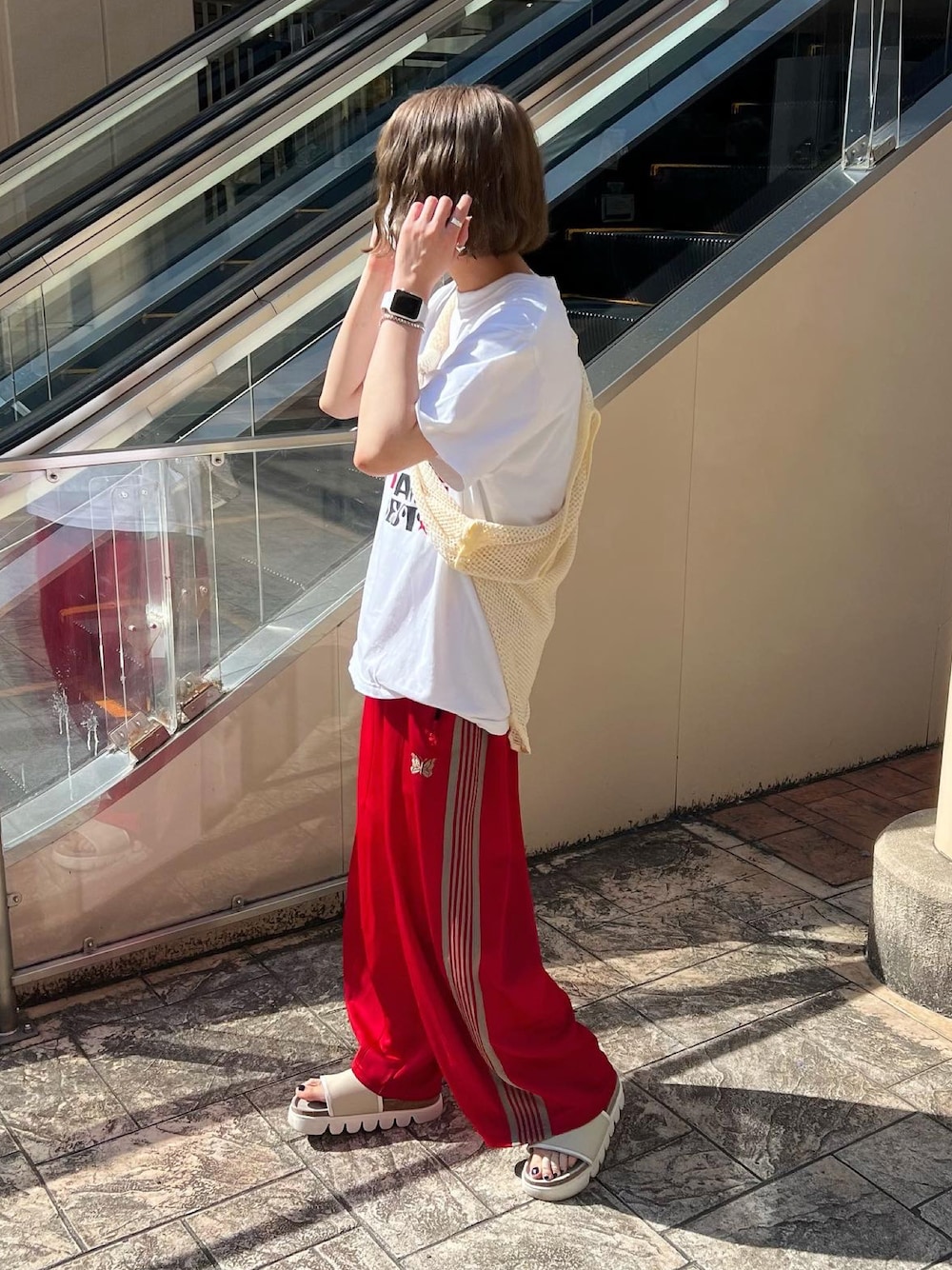 ホワイト系のTシャツ/カットソー、ホワイト系のTシャツ/カットソー、レッド系のその他パンツを着用したレディースの夏コーディネートの1枚目の写真