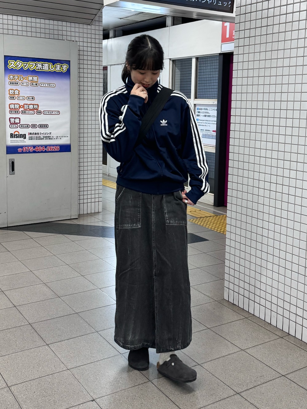 「秋コーデ、秋服コーデ、ラクチンコーデ、おでかけコーデ、秋、スカートスタイル、重ね着、ブラックデニム、トラックジャケット、高身長女子」｜「BIRKENSTOCKのBIRKENSTOCK　Exclusive Boston(Regular)（サンダル、グレー系）」を使った、shizukü    さん（レディース・173cm）の秋コーディネートの1枚目の写真