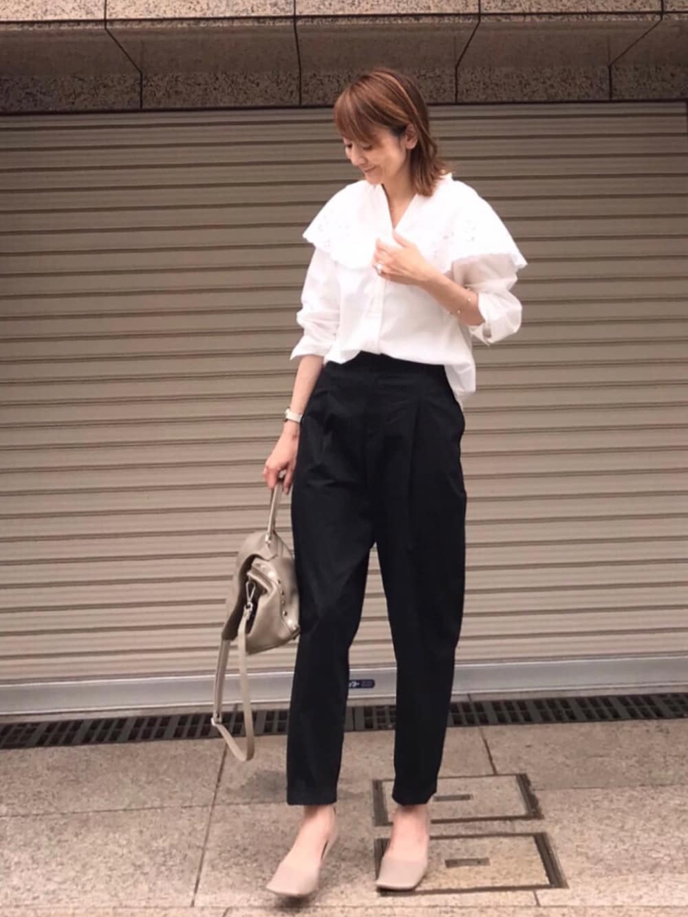 「シンプルコーデ、春コーデ、オトナ女子、オトナカワイイ、初夏コーデ、ビッグカラー、レースブラウス、テーパードパンツ、白ブラウス、ブラウス、パンプス、パンツスタイル、黒パンツ、レース」｜「MEDE19FのＭＥＤＥ１９Ｆ　カットワークブラウス（シャツ/ブラウス、ホワイト系）」を使った、ＬＵＭＩＥさん（レディース・163cm）の春コーディネートの1枚目の写真