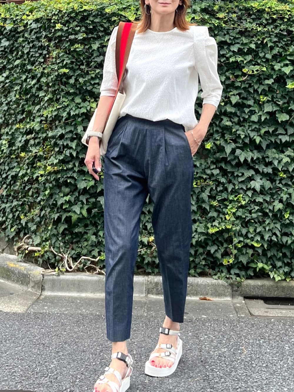 「カジュアルコーデ、今日のコーデ、夏コーデ、パンツスタイル、着回しコーデ、デニムパンツ、サンダル、白サンダル、テーパードパンツ、パワショル、差し色、スポサン」｜「VERMEIL par ienaのリップルパワーショルダーブラウス（シャツ/ブラウス、ホワイト系）」を使った、ＬＵＭＩＥさん（レディース・163cm）の夏コーディネートの1枚目の写真