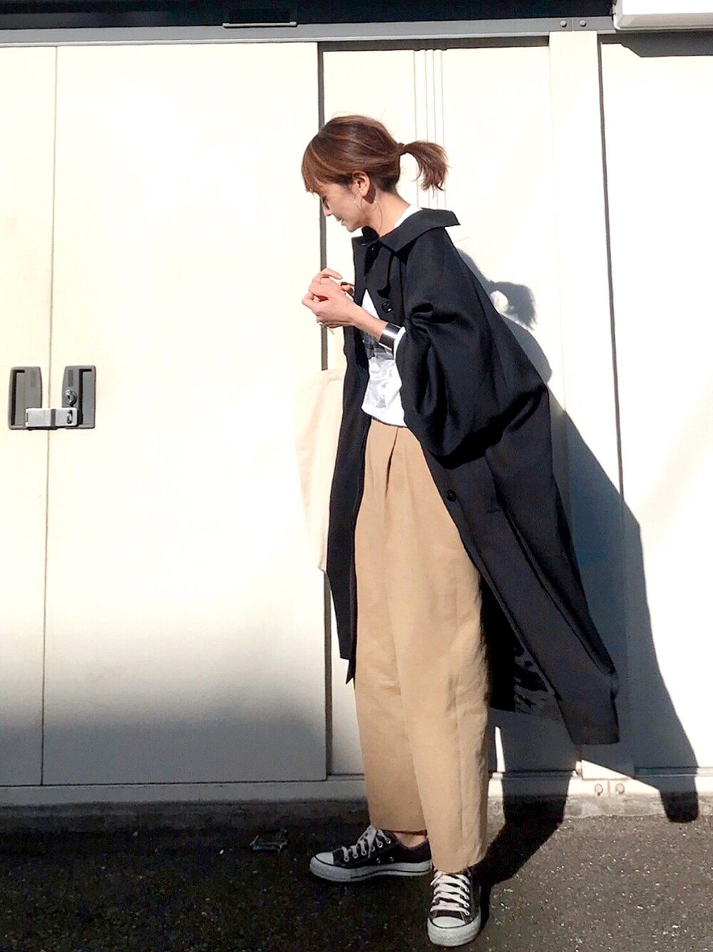 「大人カジュアル、カジュアル、春コーデ、ブラック、メンズライク、コンバース、トートバッグ、ステンカラーコート、春アウター、チノパン、チノパンツ、春、エクリール、ECRIRE」｜「TODAYFULのコットンボックスパンツ（その他パンツ、ベージュ系）」を使った、ＬＵＭＩＥさん（レディース・163cm）の冬コーディネートの1枚目の写真