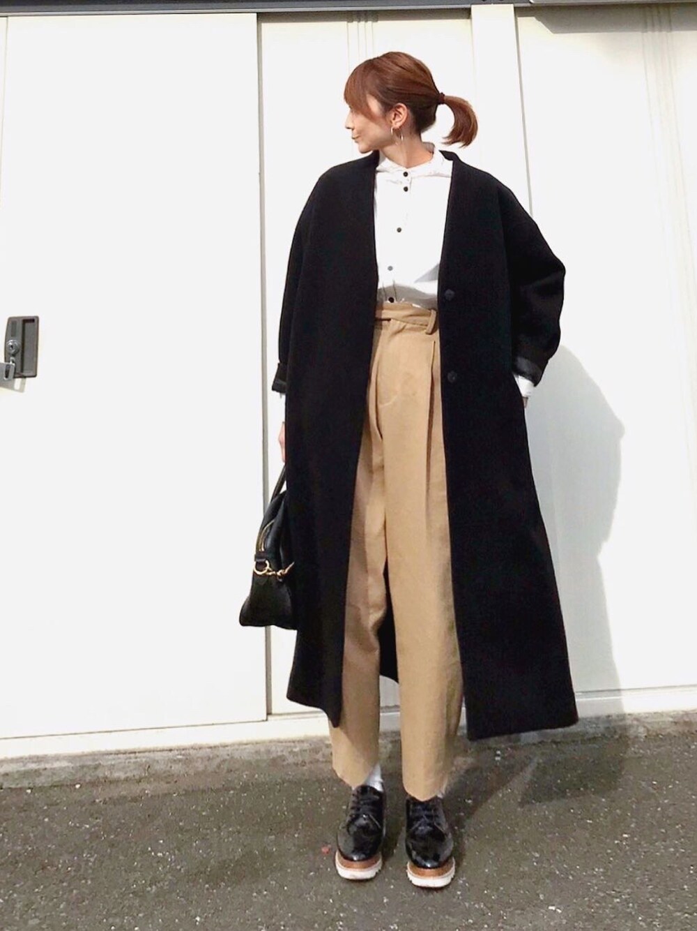 ホワイト系のシャツ/ブラウス、ベージュ系のその他パンツ、ブラック系のノーカラーコートを着用したレディースの冬コーディネートの1枚目の写真