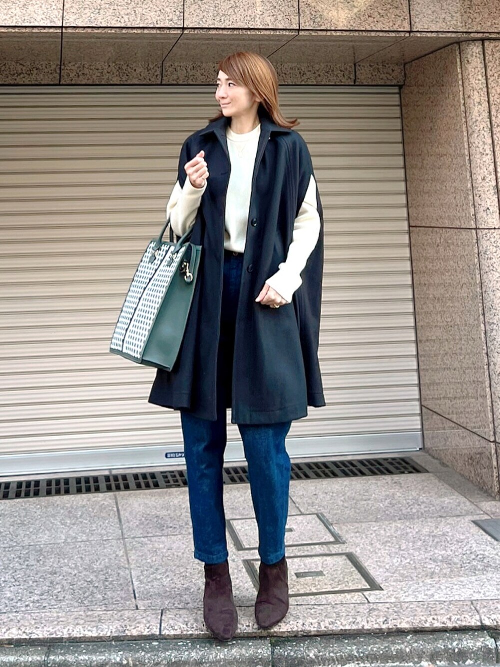 「シンプル、秋冬、オトナ女子、パンツコーデ、ショートブーツ、秋冬コーデ、ポンチョ、ステンカラーコート、デニム、テーパードパンツ、トートバッグ、白ニット」｜「Demi-Luxe BEAMSのLONDON Tradition / EMMA ケープ（ポンチョ、ブルー系）」を使った、ＬＵＭＩＥさん（レディース・163cm）の冬コーディネートの1枚目の写真