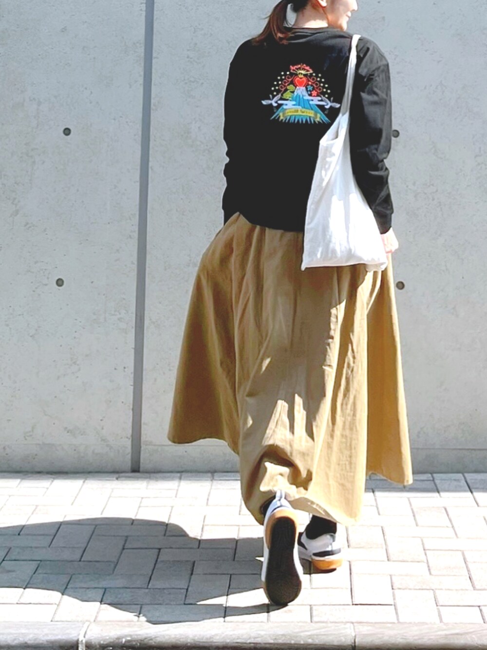 「大人女子、ゆるコーデ、刺繍、刺繍トップス、富士山、マキシスカート、チノスカート、ロンT、Tシャツ、フレアスカート、春コーデ、トートバッグ」｜「myuuaのアイテム（Tシャツ/カットソー、ブラック系）」を使った、ＬＵＭＩＥさん（レディース・163cm）の冬コーディネートの1枚目の写真