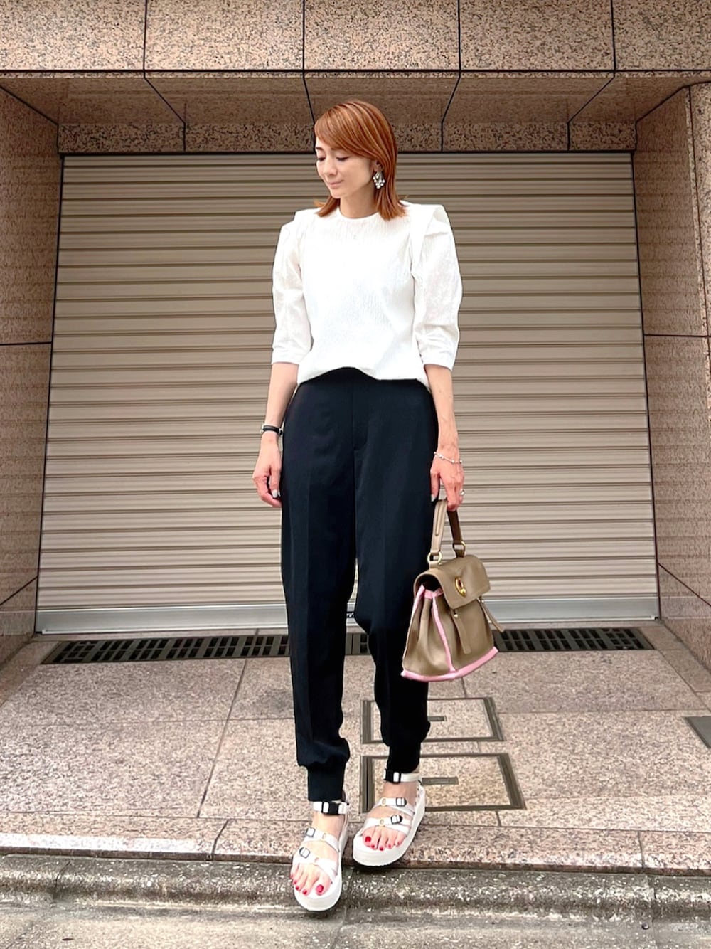 「夏、大人カジュアル、キレイめ、今日のコーデ、厚底サンダル、着回しコーデ、リブパンツ、パワショル、ブラウス、白ブラウス、白サンダル、モノトーン、モノトーンコーデ、黒パンツ」｜「VERMEIL par ienaのリップルパワーショルダーブラウス（シャツ/ブラウス、ホワイト系）」を使った、ＬＵＭＩＥさん（レディース・163cm）の夏コーディネートの1枚目の写真