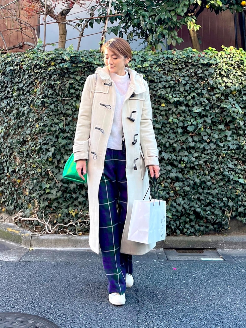 「クリスマスに着たい服、大人カジュアル、キレイめカジュアル、ニット、クリスマスコーデ、白ニット、チェックパンツ、ワイドパンツ、シアーニット、白スニーカー、ダッフルコート、アウター、冬コーデ」｜「SNIDELのデコルテシアーニットプルオーバー（ニット/セーター、ホワイト系）」を使った、ＬＵＭＩＥさん（レディース・163cm）の冬コーディネートの1枚目の写真