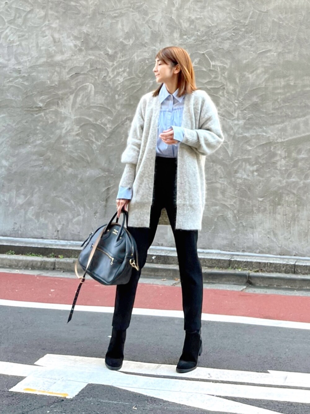 グレー系のカーディガン/ボレロ、ブラック系のその他パンツ、ブルー系のシャツ/ブラウスを着用したレディースの秋コーディネートの1枚目の写真