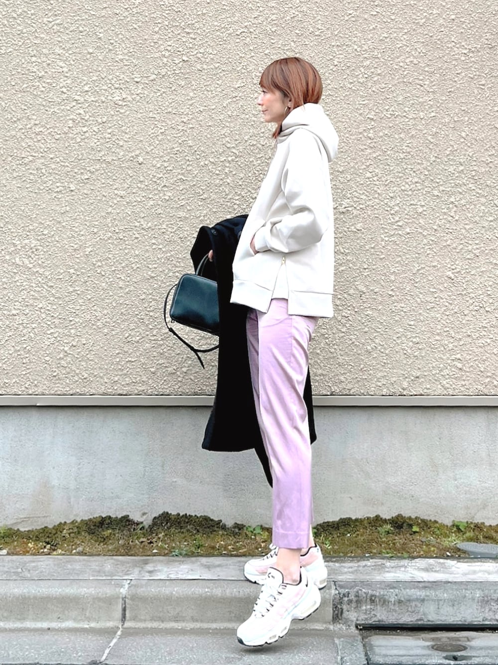 「大人女子、おでかけコーデ、楽チンコーデ、パーカー、パーカーコーデ、パーカースタイル、テーパードパンツ、白スニーカー、サテンパンツ、ダンボールニット」｜「Emma Taylorの【再入荷！】サイドジップダンボールニットフーディー（パーカー、ベージュ系）」を使った、ＬＵＭＩＥさん（レディース・163cm）の冬コーディネートの1枚目の写真