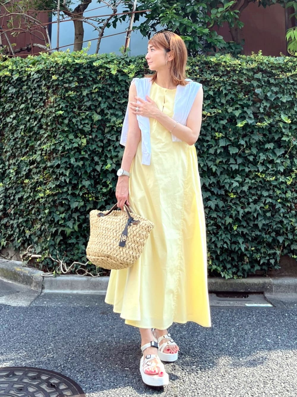 「カジュアル、きれいめカジュアル、夏、オトナカジュアル、ロングワンピース、キレイめ、厚底シューズ、イエロー、ワンピース、かごバッグ、白サンダル、スポーツサンダル、肩掛け」｜「Emma Taylorのサイドギャザーロングフレアワンピース（ワンピース、イエロー系）」を使った、ＬＵＭＩＥさん（レディース・163cm）の夏コーディネートの1枚目の写真