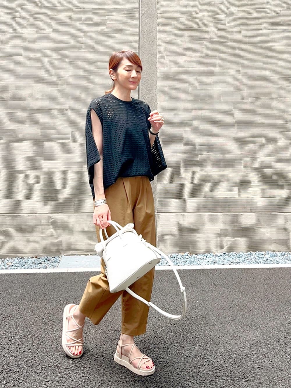 「アツいコーデ全部見せ、夏コーデ、パンツスタイル、シンプルコーデ、夏ファッション、スポーツサンダル、カラーパンツ、２ＷＡＹ、カーブパンツ」｜「OUTERSUNSETの撥水curve pants（その他パンツ、イエロー系）」を使った、ＬＵＭＩＥさん（レディース・163cm）の夏コーディネートの1枚目の写真