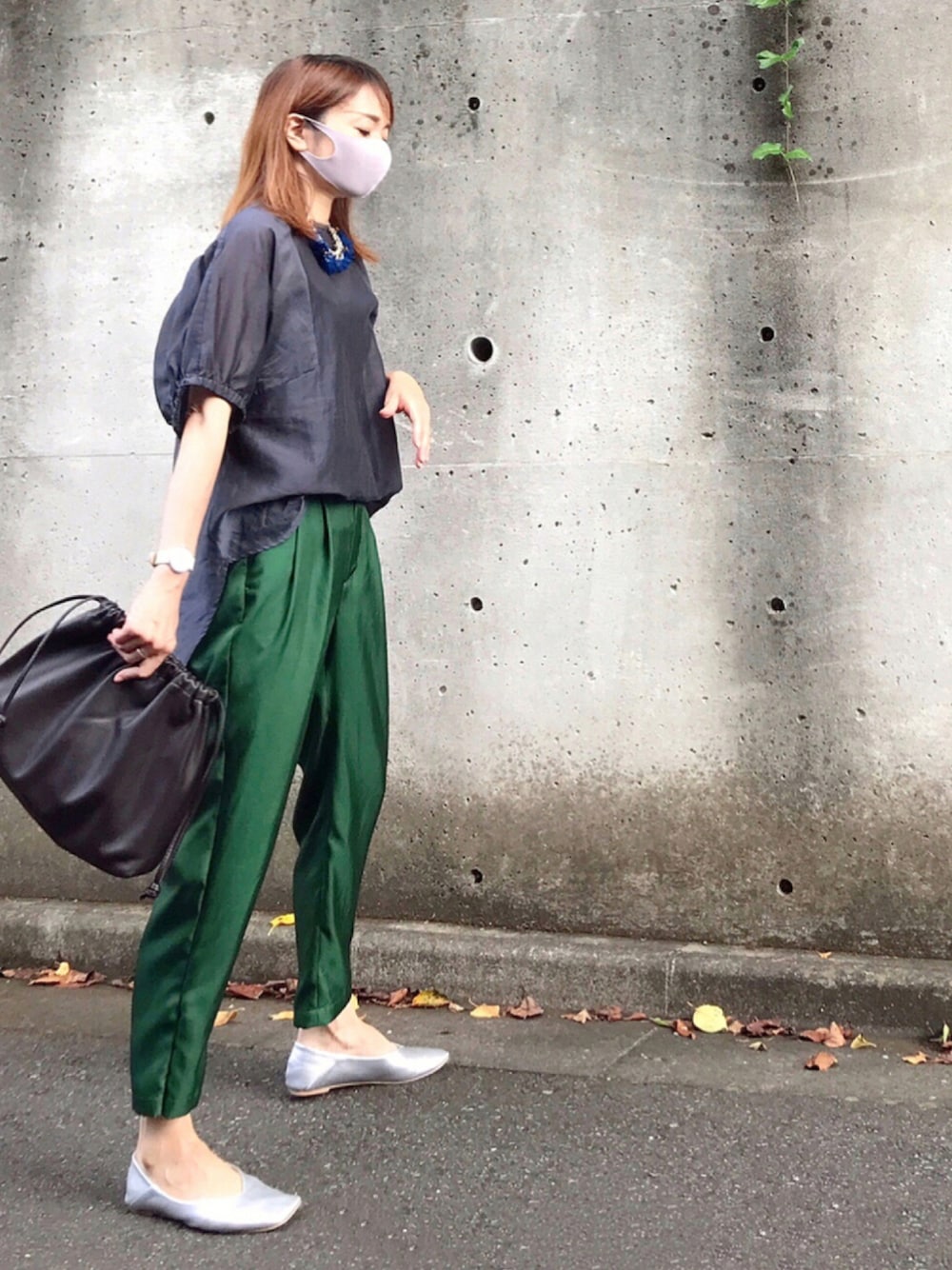 「パンツ、グリーン、カラーパンツ、クラッチバッグ、秋のコーデ、シルバー、キレイめ、サテンパンツ、休日コーデ、巾着バッグ、シースルー、今日のコーデ、シルバーシューズ、オトナカジュアル、シアートップス」｜「miniaのalala / 斜めワイドスクエアトゥのVカットフラットパンプス/かかとが踏めるバブーシュ（パンプス、シルバー系）」を使った、ＬＵＭＩＥさん（レディース・163cm）の秋コーディネートの1枚目の写真