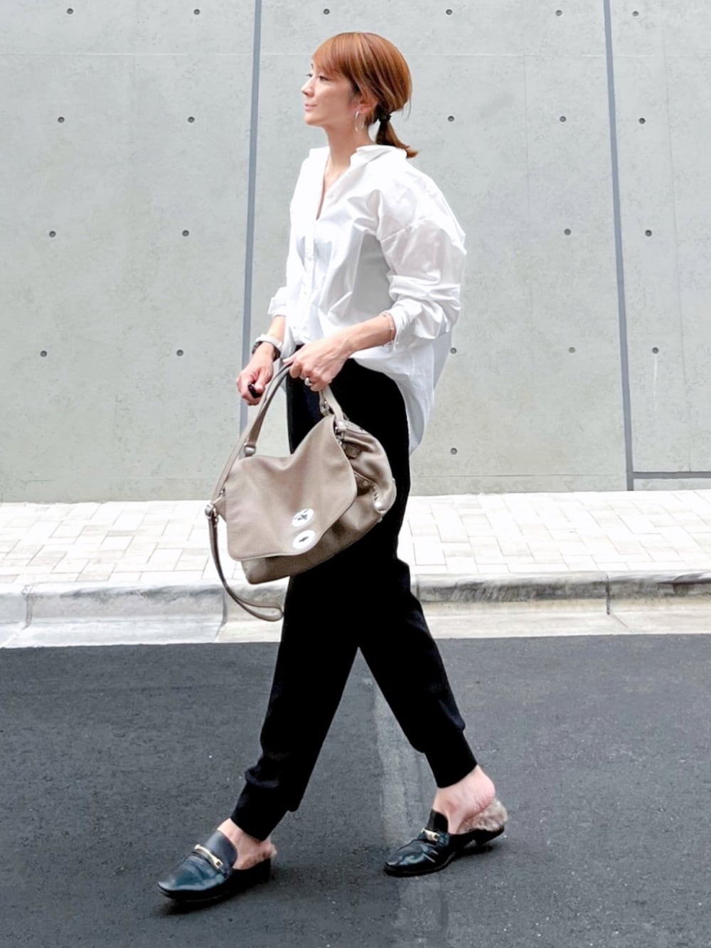 「パンツスタイル、秋先取りコーデ、きれいめカジュアル、シンプルスタイル、シンプルコーデ、リブパンツ、白ブラウス、白シャツ、スリッポン、ファー、パール、黒パンツ、シンプル、モノトーン、モノトーンコーデ」｜「ADAM ET ROPE'のリサイクルジョグパンツ（その他パンツ、ブラック系）」を使った、ＬＵＭＩＥさん（レディース・163cm）の秋コーディネートの1枚目の写真