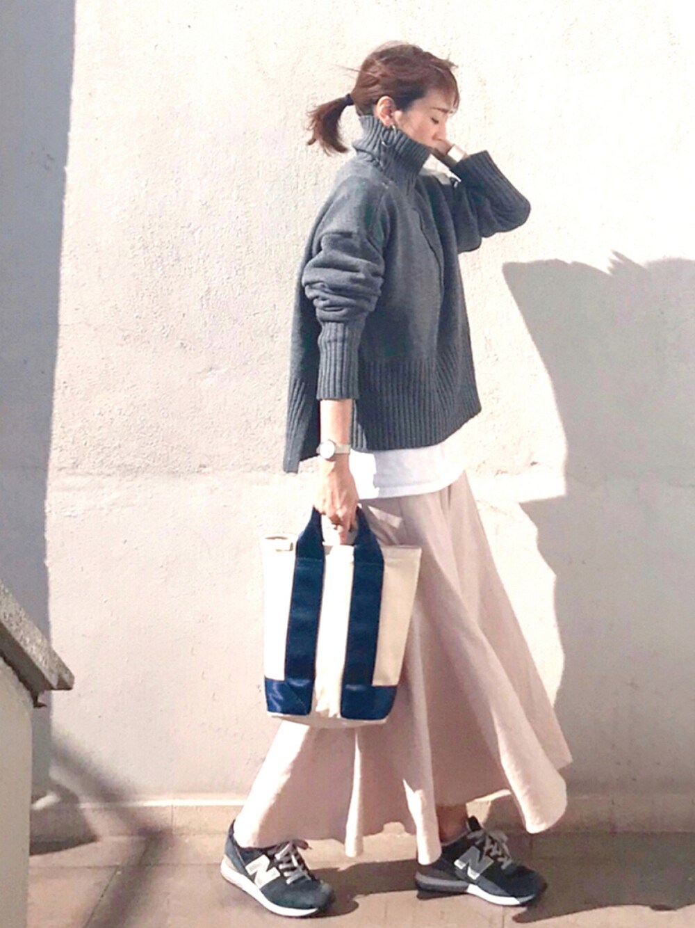 「スニーカー、ニット、トートバッグ、カジュアル、シンプル、重ね着、秋のコーデ、タートルニット、タートルネック、マキシスカート、ロングスカート、休日コーデ、タートルネックニット、秋コーデ、ニットコーデ」｜「CIENAの大人気サイドスリットショート丈タートルニットプルオーバー（ニット/セーター、グレー系）」を使った、ＬＵＭＩＥさん（レディース・163cm）の秋コーディネートの1枚目の写真