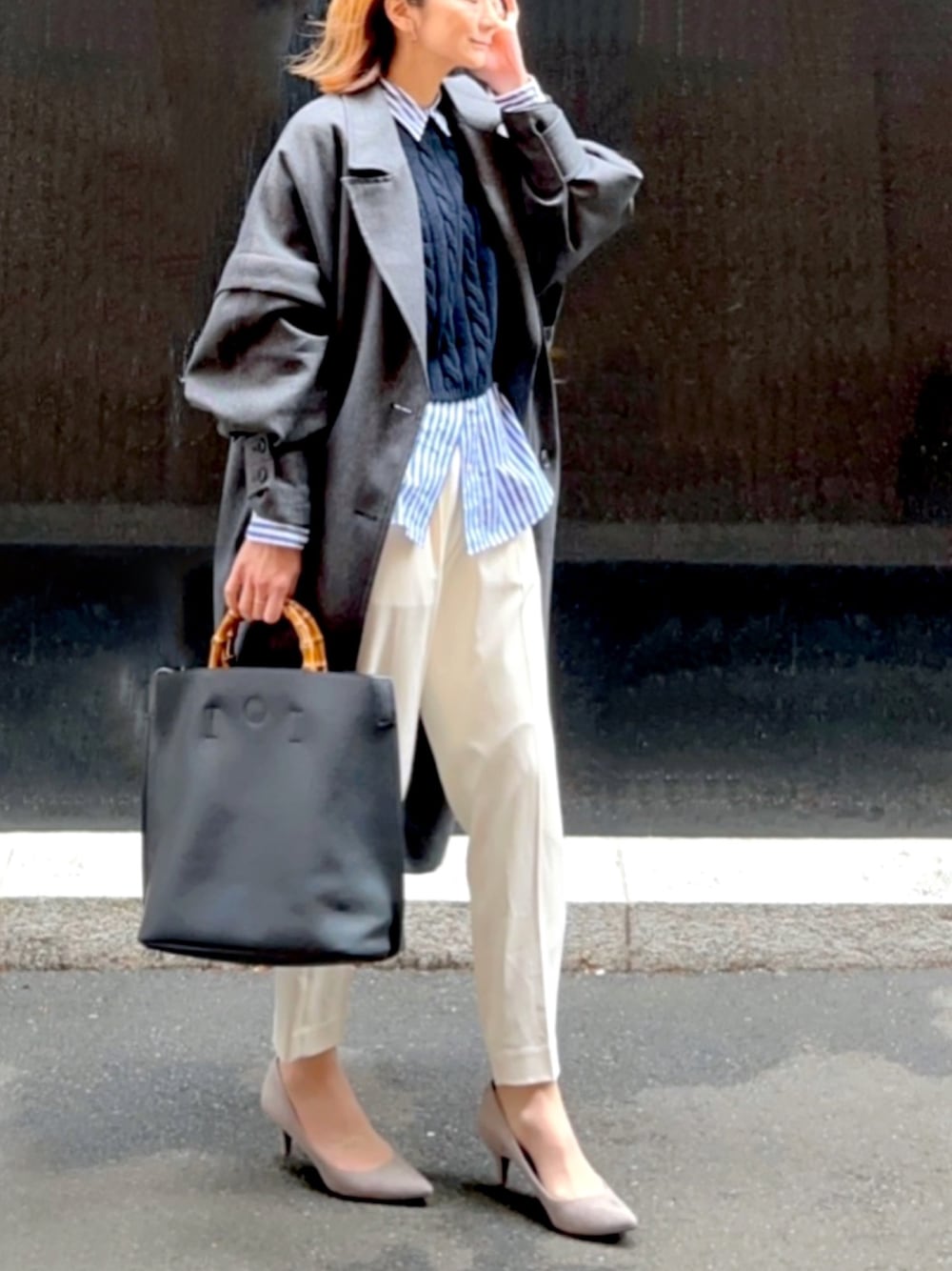 「春コーデ、春服デビュー宣言、今日のコーデ、着回しコーデ、春服、きれいめコーディネート、白パンツ、テーパードパンツ、クロップドトップス、ストライプシャツ、パンプス、パンツスタイル、トートバッグ、チェスターコート、シャツスタイル」｜「URBAN RESEARCHの中空ツイルドロストテーパードパンツ（その他パンツ、ホワイト系）」を使った、ＬＵＭＩＥさん（レディース・163cm）の春コーディネートの1枚目の写真