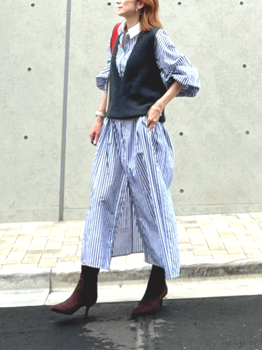 「初秋コーデ、秋服、大人女子、オトナカジュアル、きれいめ、ニットベスト、ストライプシャツ、ストライプワンピース、ワンピース、ワンピーススタイル、レイヤードスタイル、ショートブーツ、ロングワンピース、シャツコーデ、白襟」｜「ADAM ET ROPE'の【WEB限定】アジャストシャツワンピース（シャツワンピース、ブルー系）」を使った、ＬＵＭＩＥさん（レディース・163cm）の秋コーディネートの1枚目の写真