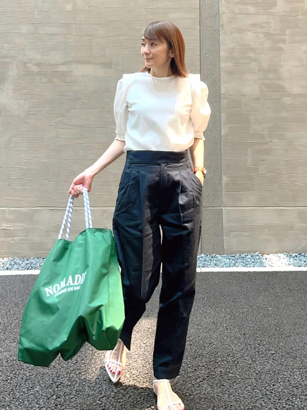 「夏コーデ、お出かけコーデ、夏、シンプルコーデ、きれいめカジュアル、サンダル、パンツスタイル、オトナ女子、タックパンツ、テーパードパンツ、白ブラウス、ハイウエスト、ネイビー、トートバッグ、白トップス」｜「La-gemmeのポインテッドトゥTストラップサンダル（サンダル、ホワイト系）」を使った、ＬＵＭＩＥさん（レディース・163cm）の夏コーディネートの1枚目の写真