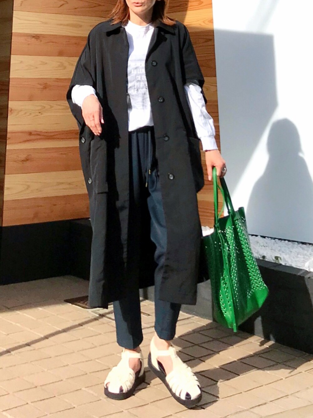 「春コーデ、オトナ女子、春、大人カジュアル、ラクチンコーデ、プチプラ、テーパードパンツ、グルカサンダル、サンダル、トートバッグ、フォトT、ロンT、ステンカラーコート、レイヤードスタイル」｜「miniaの厚底グルカスポサン　◇（サンダル、ホワイト系）」を使った、ＬＵＭＩＥさん（レディース・163cm）の春コーディネートの1枚目の写真