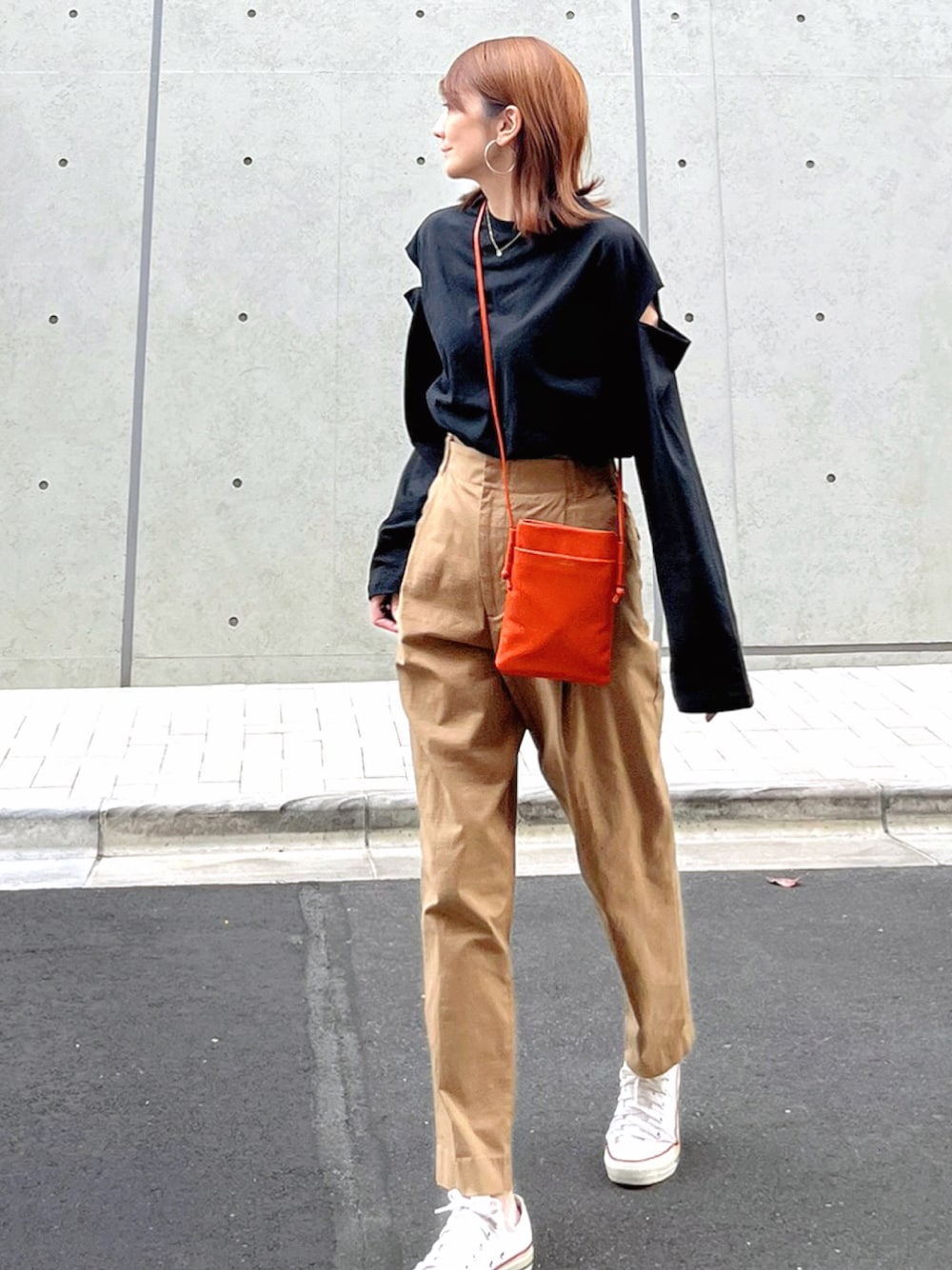 「秋のコーデ、パンツスタイル、お洒落さんとつながりたい、秋服コーデ、タックイン、着回しコーデ、シンプルスタイル、converse、ロンT、黒Tシャツ、チノパン、テーパードパンツ、ミニショルダー、白スニーカー、ハイウエスト」｜「DOUBLE STANDARD CLOTHINGのワイドテーパードチノパンツ（チノパンツ、イエロー系）」を使った、ＬＵＭＩＥさん（レディース・163cm）の秋コーディネートの1枚目の写真