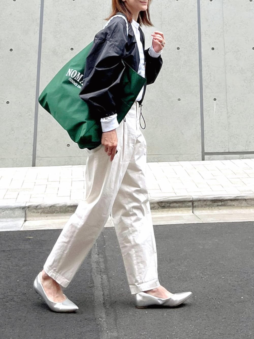 「シンプルスタイル、休日コーデ、秋ルック紹介するよ、大人カジュアル、秋、ラクチンコーデ、ブルゾン、ロンT、フォトT、テーパードパンツ、トートバッグ、ロゴ、ロゴトート、グリーン、白パンツ」｜「NOMADISの＜NOMADIS＞SAC ロゴ リバーシブル トートバッグ L（トートバッグ、グリーン系）」を使った、ＬＵＭＩＥさん（レディース・163cm）の秋コーディネートの1枚目の写真