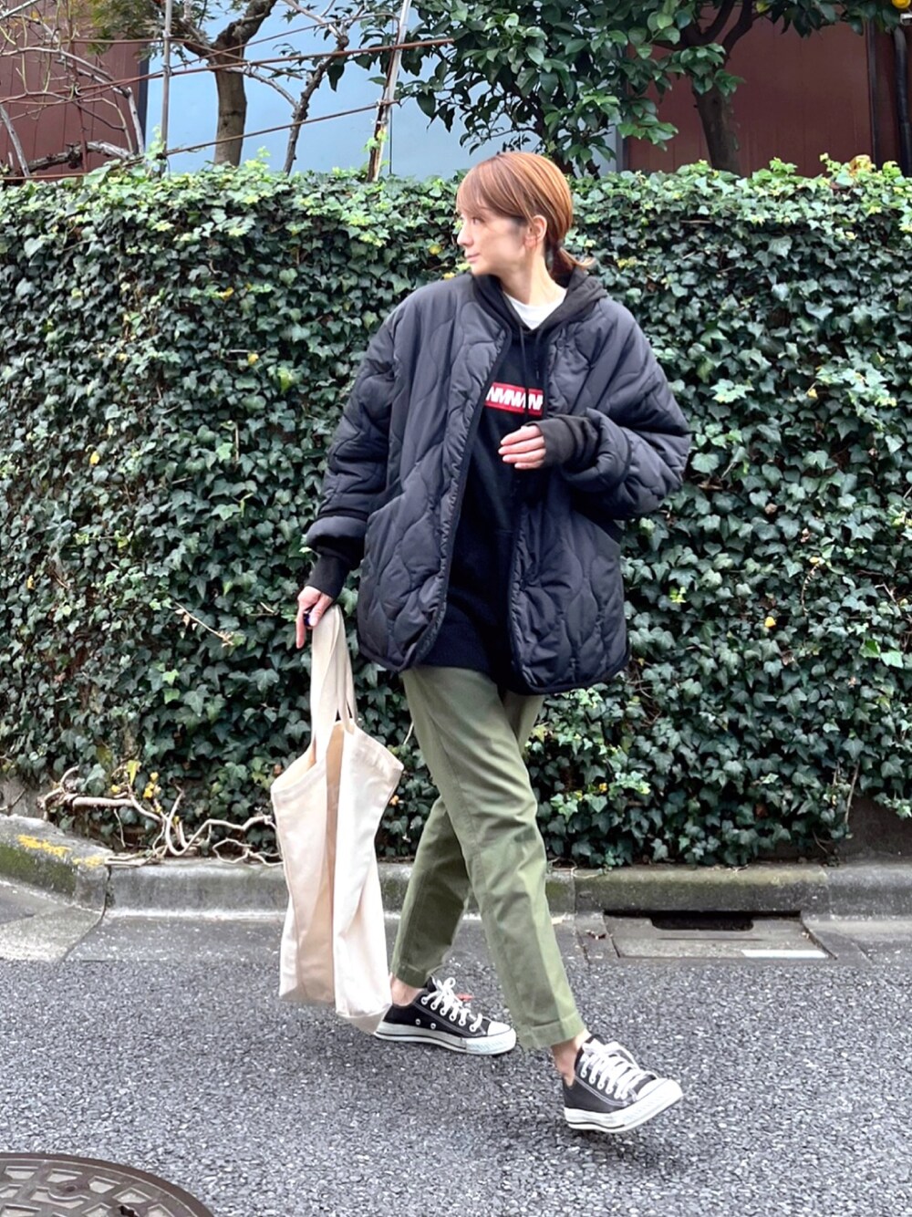 「秋冬コーデ、オトナカジュアル、カジュアル、プチプラ、冬アウター、スニーカーコーデ、冬、レイヤードスタイル、パーカー、カーキ、ベイカーパンツ、トートバッグ、キルティング、テーパードパンツ、ロゴパーカー」｜「ECRIREの【miho.a.nicoコラボ】キルティングジャケット（ノーカラージャケット、ブラック系）」を使った、ＬＵＭＩＥさん（レディース・163cm）の冬コーディネートの1枚目の写真