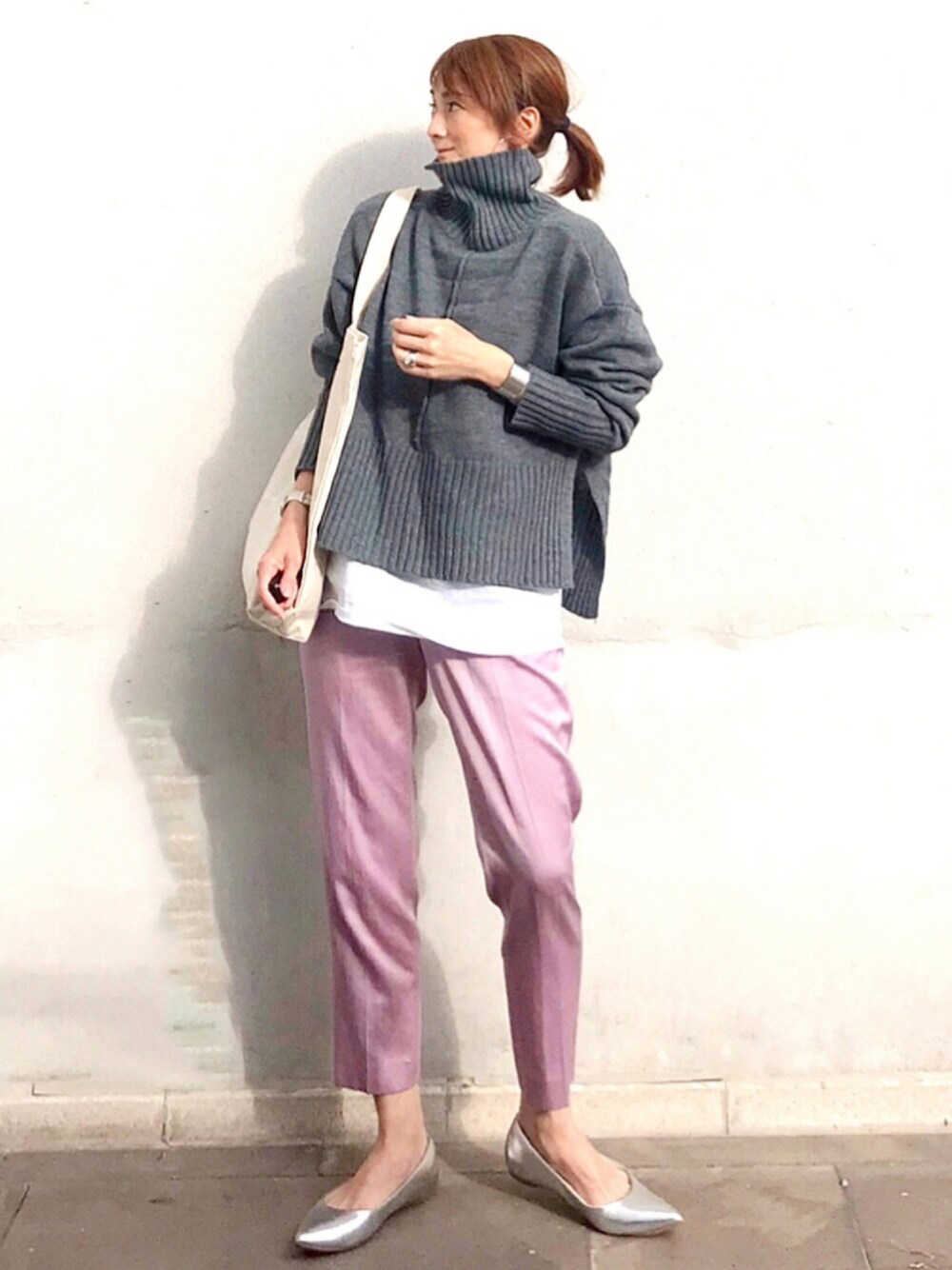 「テーパードパンツ、トートバッグ、シンプル、カラーパンツ、フラットシューズ、レイヤードスタイル、タートルネック、大人カジュアル、タートルネックニット、パンツスタイル、秋コーデ、秋冬コーデ、レイヤードコーデ」｜「CIENAの大人気サイドスリットショート丈タートルニットプルオーバー（ニット/セーター、グレー系）」を使った、ＬＵＭＩＥさん（レディース・163cm）の秋コーディネートの1枚目の写真