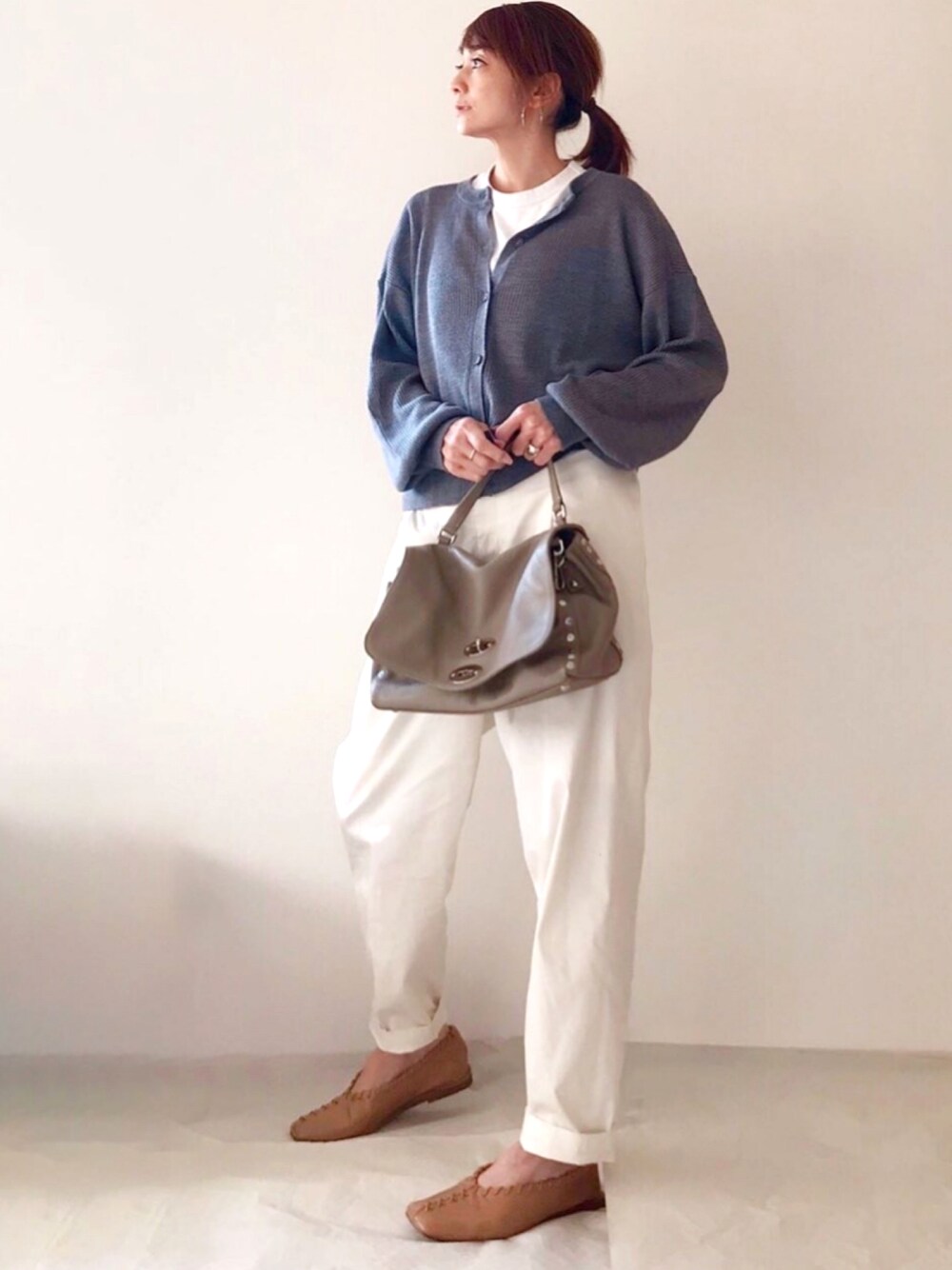 「大人カジュアル、パンツスタイル、シンプル、レイヤードスタイル、ボリューム袖、キレイめ、カーディガン、グレーニット、バレエシューズ、フラットシューズ、白パンツ、テーパードパンツ」｜「MEDE19FのＭＥＤＥ１９Ｆ　高山都さんコラボ　マイベーシックニットカーディガン（カーディガン/ボレロ、グレー系）」を使った、ＬＵＭＩＥさん（レディース・163cm）の冬コーディネートの1枚目の写真