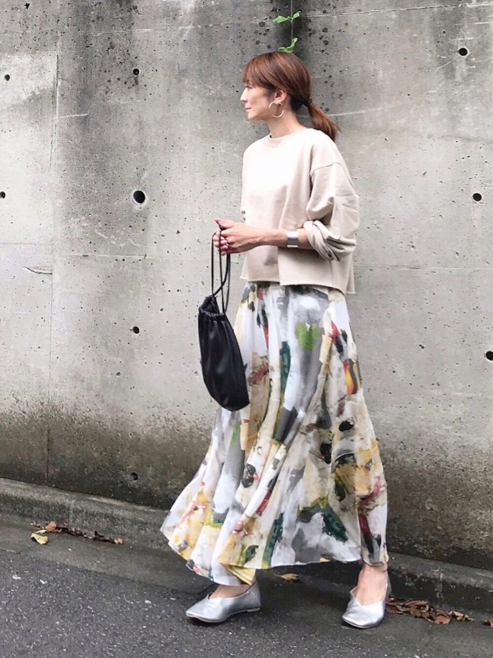 「大人カジュアル、秋コーデ、秋カラー、オトナ女子、秋服準備はじめました、スカート、スウェット、フレアスカート、マキシスカート、バレエシューズ、シルバーシューズ、クラッチバッグ、巾着バッグ、柄スカート、クロップドトップス」｜「Deuxieme Classeの【CELERI/セルリ】 バッグ L（ハンドバッグ、ブラウン系）」を使った、ＬＵＭＩＥさん（レディース・163cm）の秋コーディネートの1枚目の写真