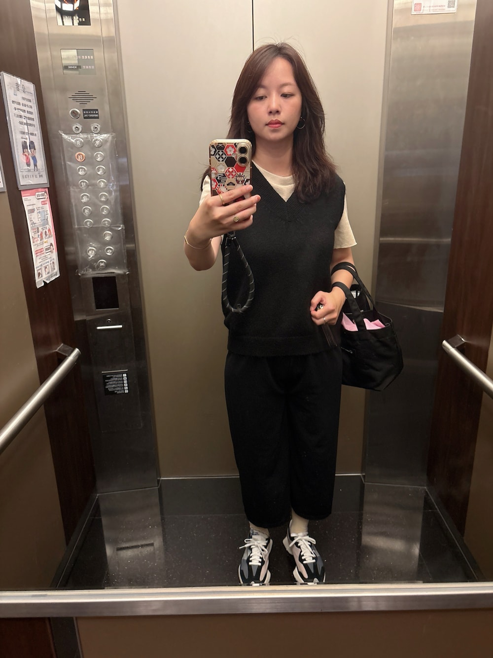 ブラック系のその他トップスを着用したレディースの秋コーディネートの1枚目の写真