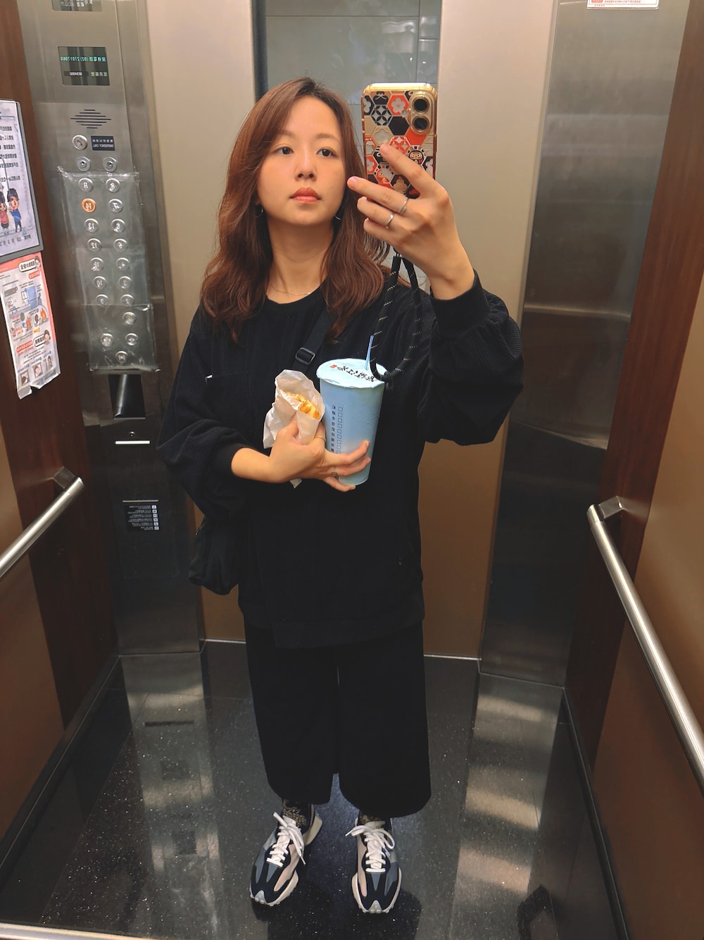 ブルー系のその他を着用したレディースの秋コーディネートの1枚目の写真