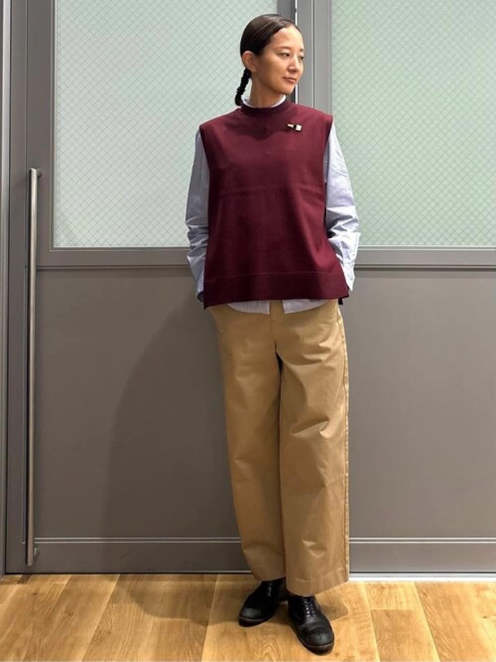 「ニット、カジュアル、チノパン、ベスト、大人カジュアル、大人コーデ、パンツスタイル、シャツスタイル、秋コーデ、高身長女子」｜「human womanの◆ハイゲージクルーニットベスト（ベスト、レッド系）」を使った、kaoriさん（レディース・168cm）の秋コーディネートの1枚目の写真