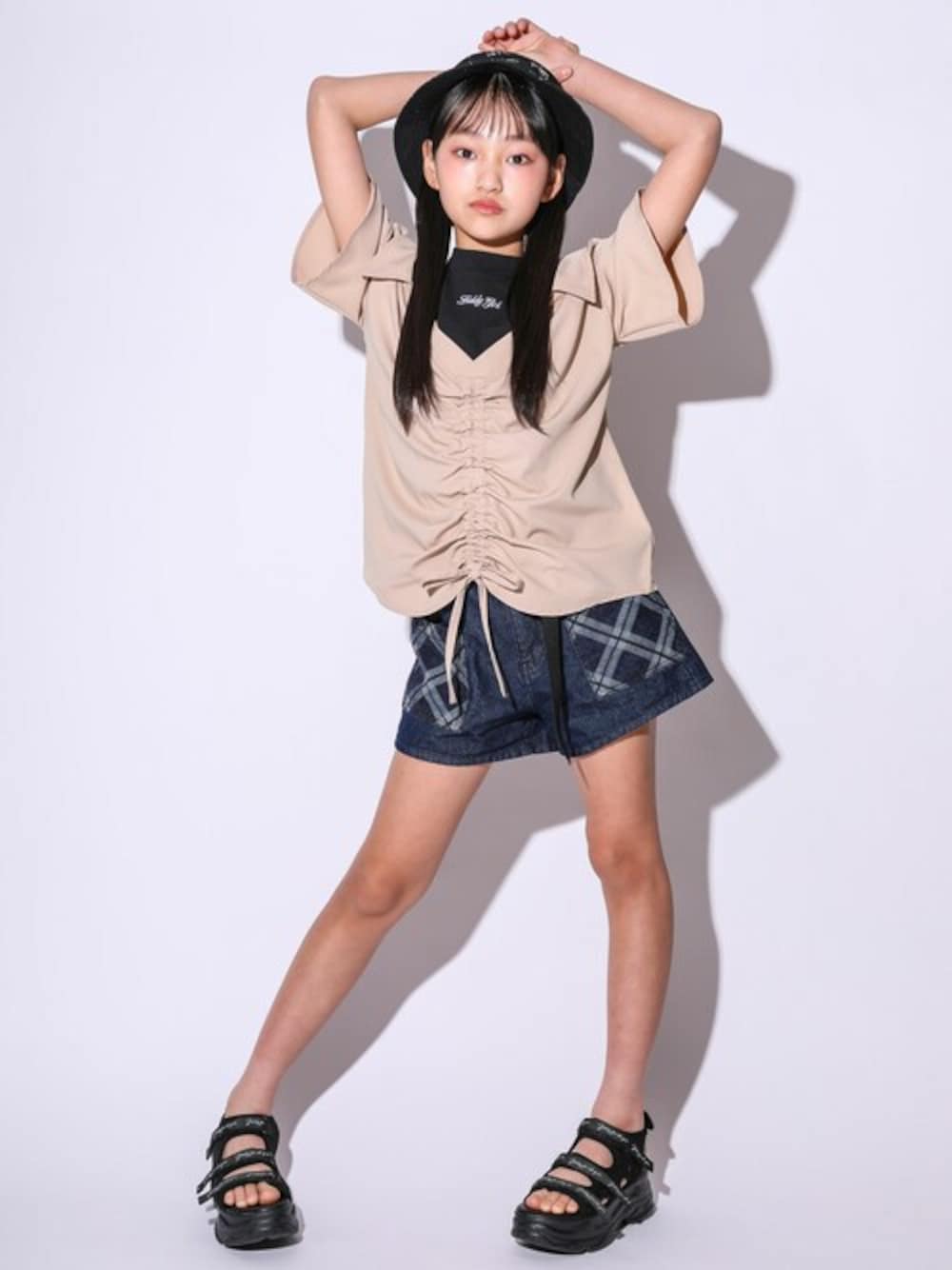ベージュ系のTシャツ/カットソー、ブラック系のデニムパンツ、ブラック系のサンダルを着用したキッズの春コーディネートの1枚目の写真