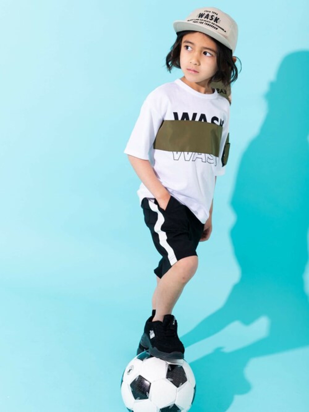 ブラック系のスウェットパンツ、ホワイト系のTシャツ/カットソー、ベージュ系のキャップを着用したキッズの春コーディネートの1枚目の写真