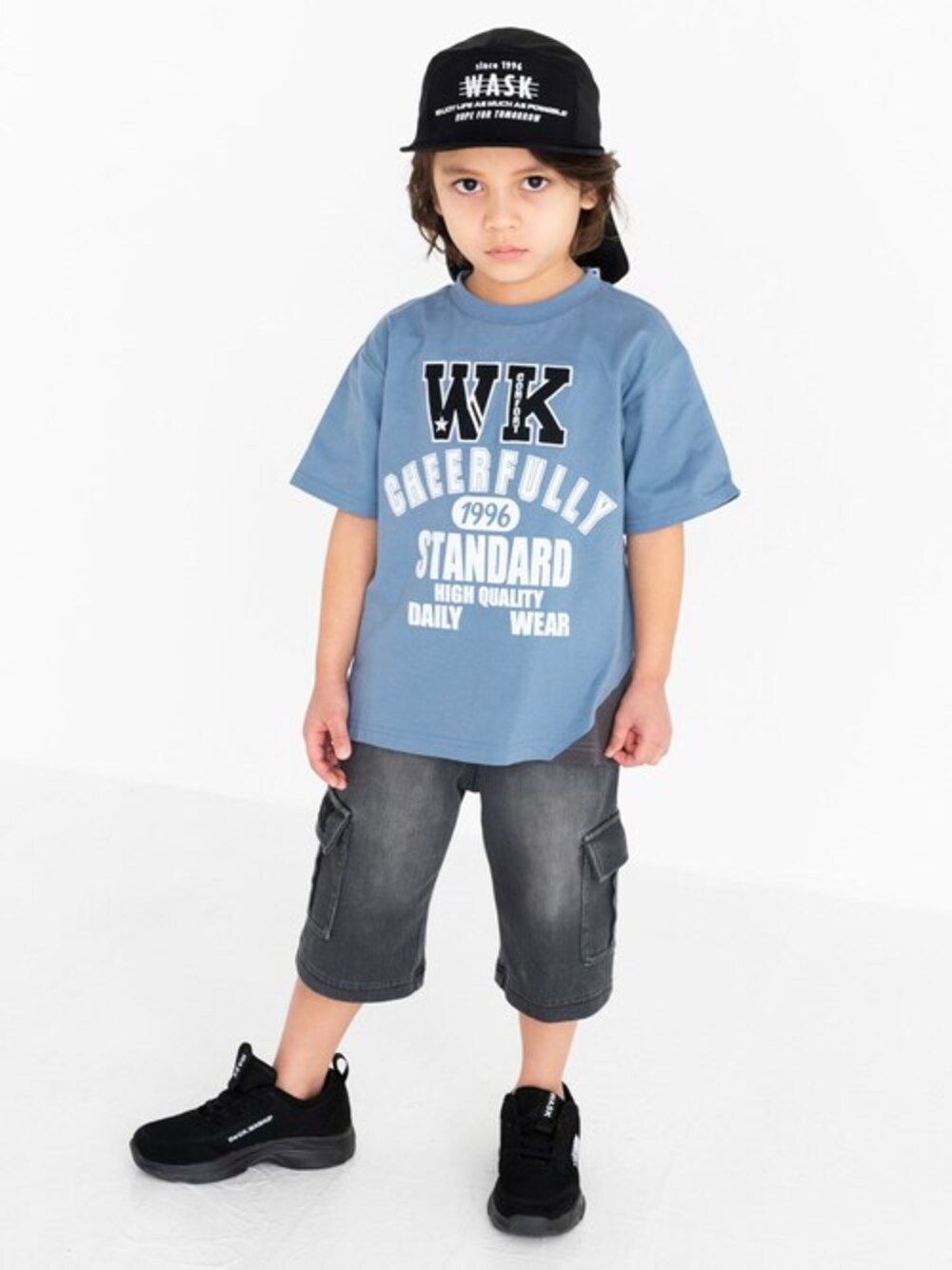 ブルー系のTシャツ/カットソー、グレー系のデニムパンツ、ブラック系のキャップを着用したキッズの春コーディネートの1枚目の写真