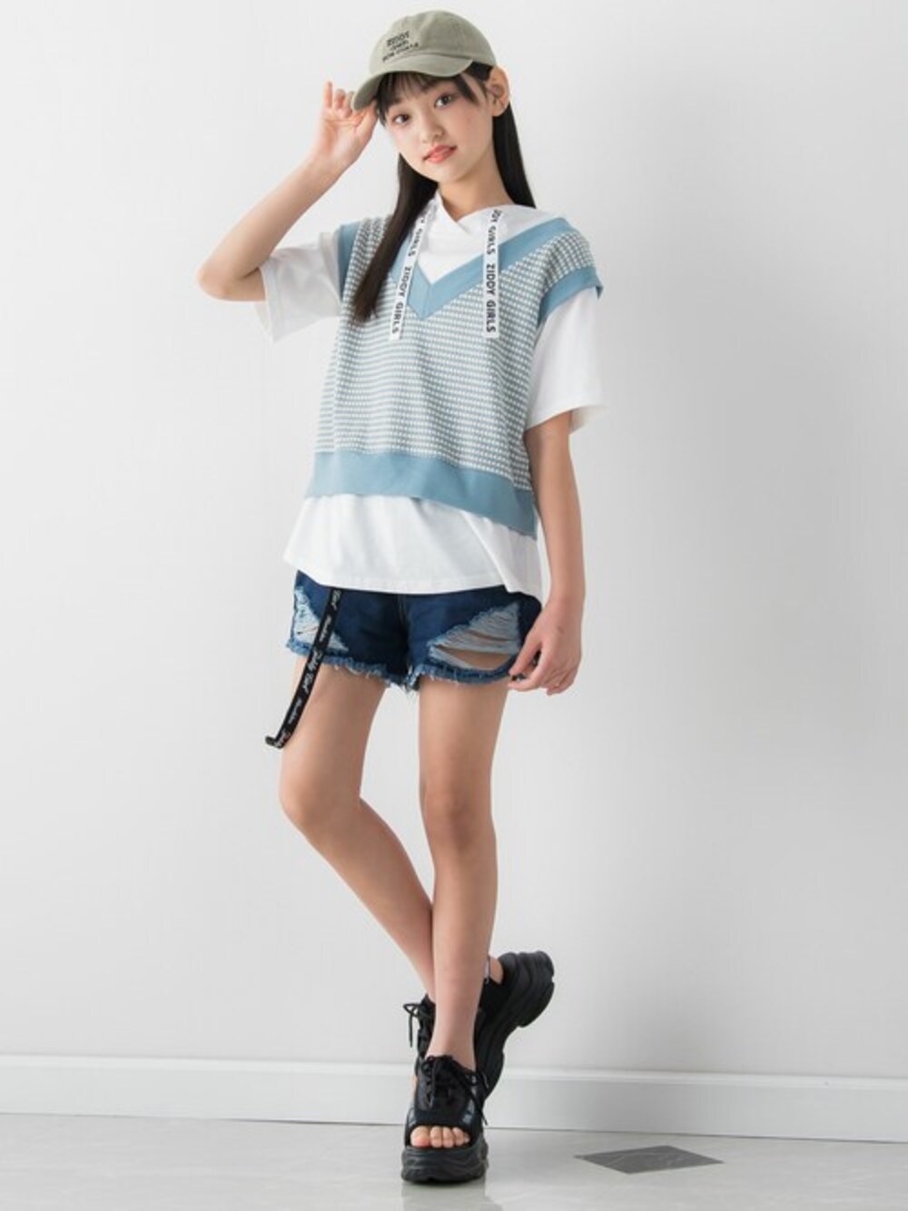 「レイヤードスタイル、デニムパンツ、ダメージデニムパンツ、女の子、ロゴTシャツ、ワイドシルエット、ZIDDY、Vネックベスト、フードレス、ジディー」｜「ZIDDYの【ニコ☆プチ掲載】 ベスト ドッキング フードレス Tシャツ (130~160cm)（Tシャツ/カットソー、ブルー系）」を使った、BEBE ONLINE STOREさん（キッズ・151cm）の春コーディネートの1枚目の写真